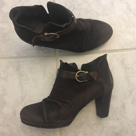 Henry Beguelin Brown Suede Booties